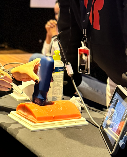 Médico usando ultrassom point-of-care em paciente crítico